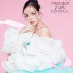 Preechaya Pongthananikorn Instagram - กิจกรรมรณรงค์ต้านภัยมะเร็งเต้านมของ ศูนย์สิริกิติ์บรมราชินีนาถ (เพื่อโรคมะเร็งเต้านม) ปี 2565 ร่วมสมทบทุนบริจาคเงินให้แก่ผู้ป่วยที่ต้องสู้กับโรคมะเร็งเต้านม และ โครงการตรวจคัดกรองมะเร็งเต้านมของสตรีชุมชนแออัด และ โครงการอื่นๆ อาทิ เช่น 1:) โครงการ งานวิจัย : ซึ่งเป็นโครงการที่ประสบความสำเร็จ เป็นที่แรกของโลก 2:) โครงการ บ้านพักพิง : ศูนย์ดูแลผู้ป่วยมะเร็งเต้านมระยะสุดท้ายแก่ผู้ยากไร้ โดยไม่แสวงหาผลกำไร โดยทุกท่านสามารถร่วมสนับสนุนโครงการของเราได้ทั้งหมดได้ที่ ขื่อ บัญชี : มูลนิธิศูนย์มะเร็งเต้านมเฉลิมพระเกียรติ ธนาคาร : ไทยพานิชย์ เลขที่บัญชี : 045-4-924-0-50 #pinkforqscbc #qsbcfoundation Website : www.qscbcfoundation.org Instagram : @qscbcfoundation @mamiigift_giftratree @amatyai #amatphoto ❤️❤️‍🔥🤍❤️‍🔥🤍❤️