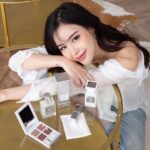 Preechaya Pongthananikorn Instagram - ยกให้เป็นเซ็ตที่เลอค่าสุดในปีนี้ของ Tom Ford Beauty กับ Soleil Neige Collection 🤍 เมคอัพที่มีความชิมเมอร์ เหมือนความระยิบระยับบนหิมะ แบบชื่อคอลเลคชั่นเค้าเลยค่ะ อวดผิวโกลว์สวยในช่วงฮอลิเดย์นี้กัน คอลนี้เป็น Limited Edition ด้วยนะคะ ❄️ไปสวอชสีกันได้ที่เคาน์เตอร์ Tom Ford Beauty ทุกสาขา หรือทักไลน์ @TOMFORDBEAUTYTH ได้เลยค่ะ #TOMFORDBEAUTY #TFSOLEILNEIGE @tomfordbeauty 🤍🤍🤍