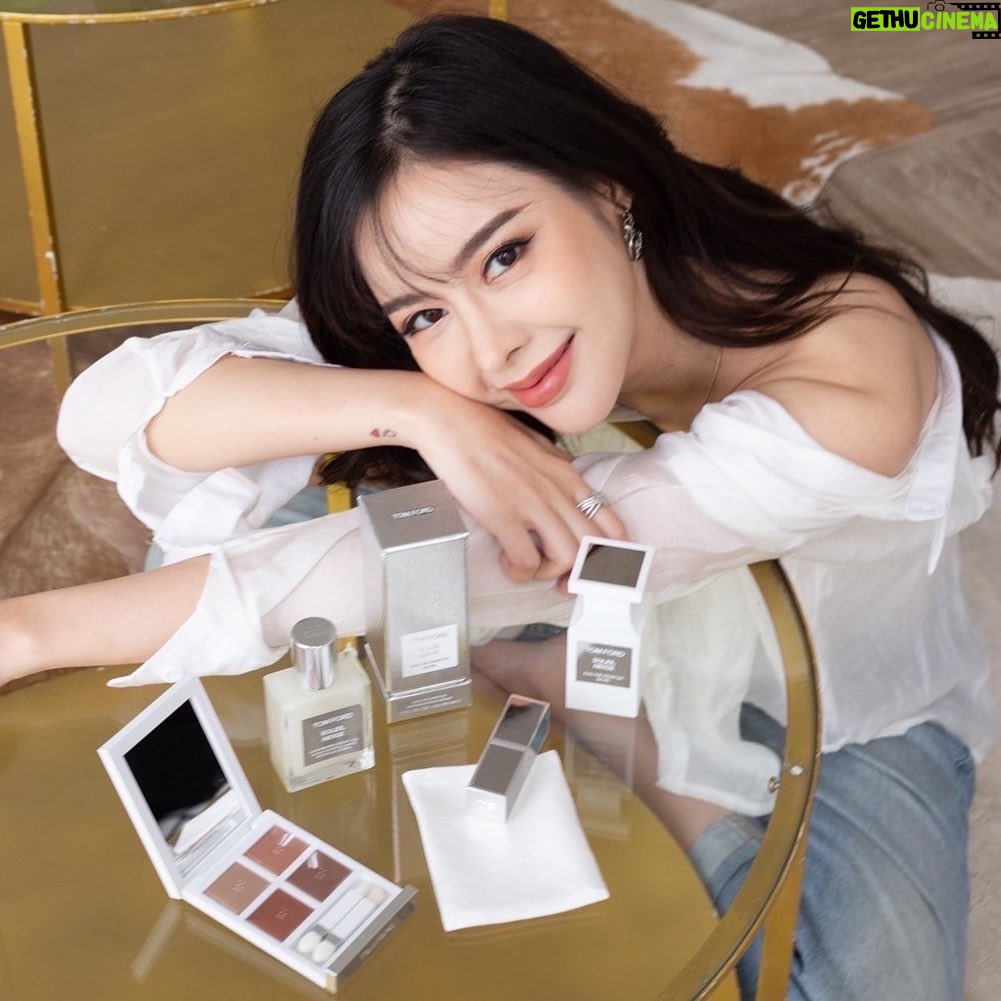 Preechaya Pongthananikorn Instagram - ยกให้เป็นเซ็ตที่เลอค่าสุดในปีนี้ของ Tom Ford Beauty กับ Soleil Neige Collection 🤍 เมคอัพที่มีความชิมเมอร์ เหมือนความระยิบระยับบนหิมะ แบบชื่อคอลเลคชั่นเค้าเลยค่ะ อวดผิวโกลว์สวยในช่วงฮอลิเดย์นี้กัน คอลนี้เป็น Limited Edition ด้วยนะคะ ❄️ไปสวอชสีกันได้ที่เคาน์เตอร์ Tom Ford Beauty ทุกสาขา หรือทักไลน์ @TOMFORDBEAUTYTH ได้เลยค่ะ #TOMFORDBEAUTY #TFSOLEILNEIGE @tomfordbeauty 🤍🤍🤍