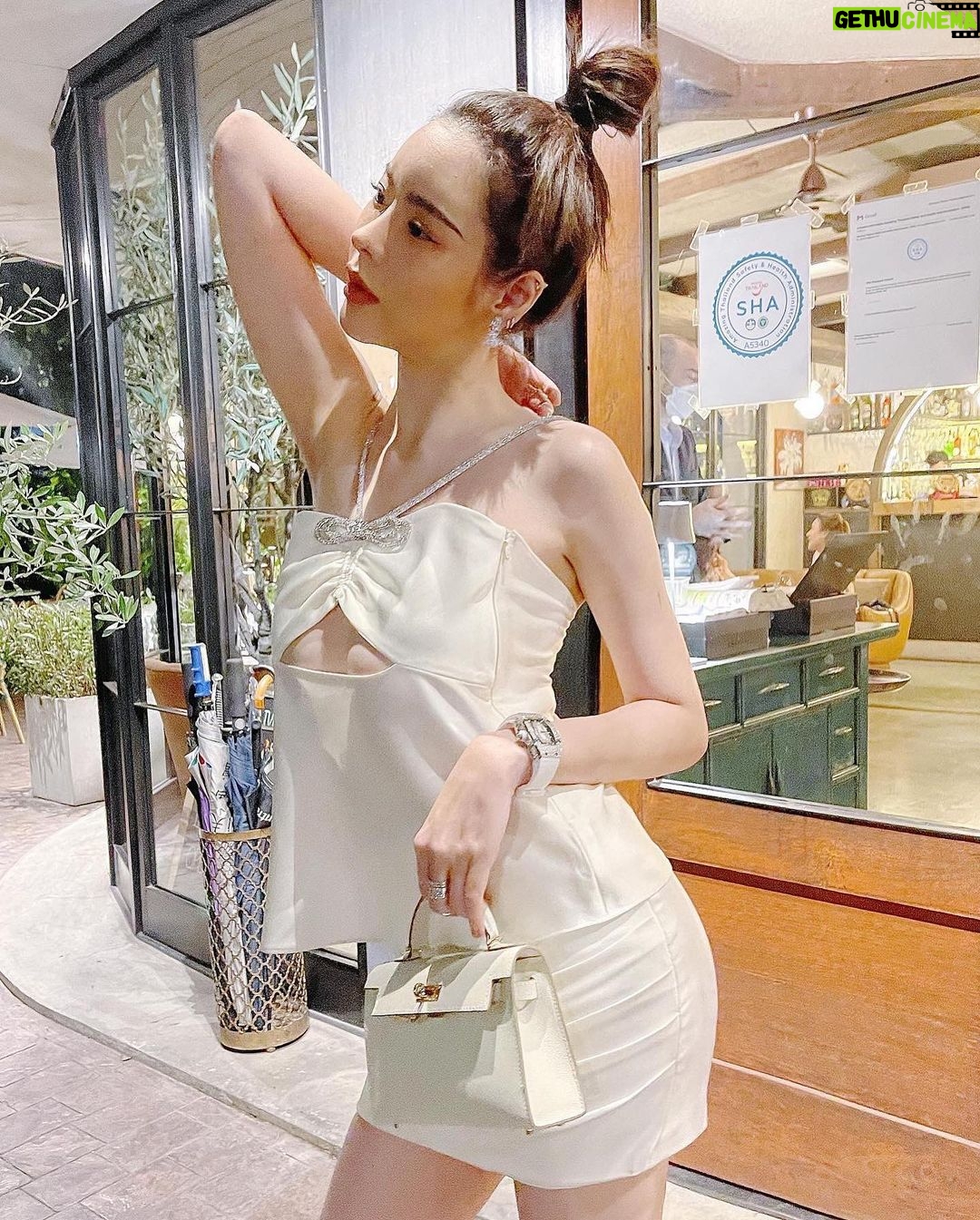 Preechaya Pongthananikorn Instagram - Be good to me ok!? 🥰😛🤍 L’OLIVA Bangkok