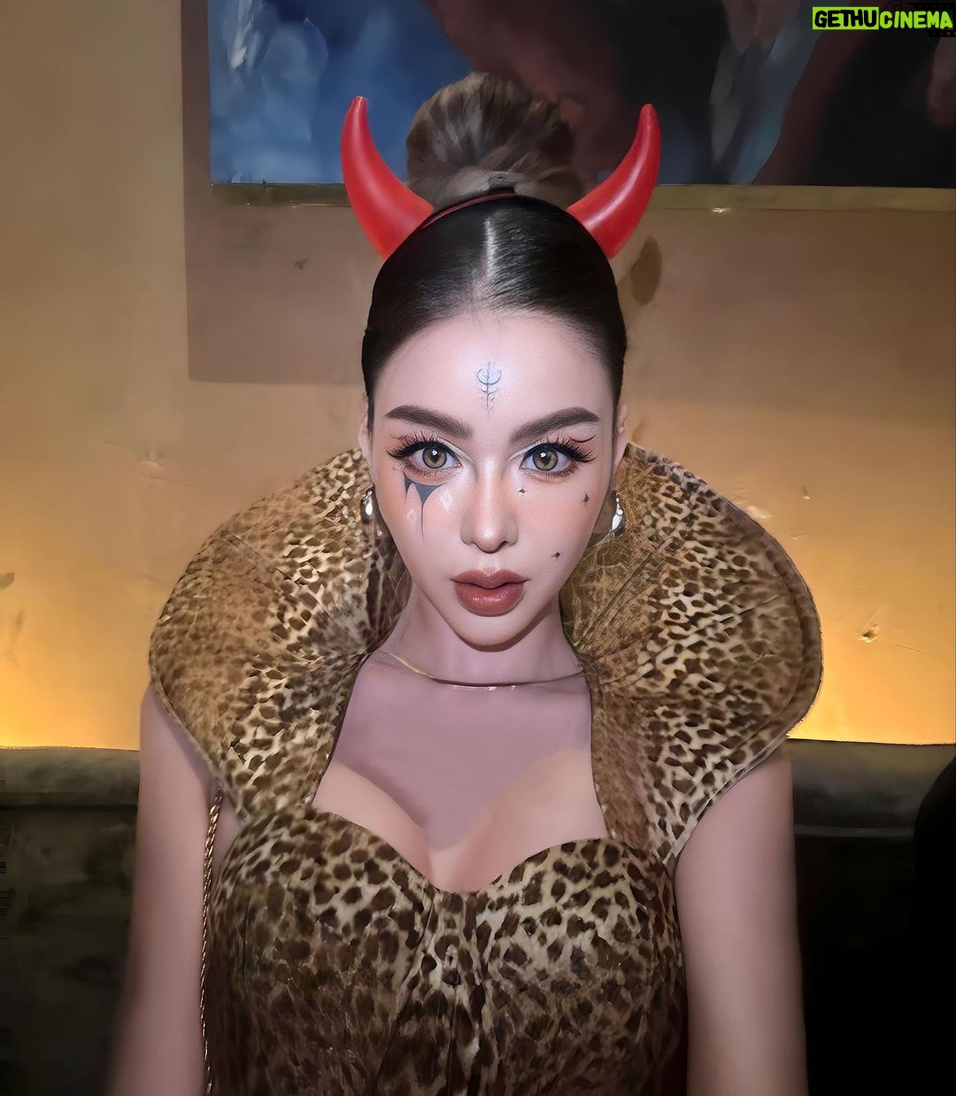 Preechaya Pongthananikorn Instagram - Mm she a devil.... Halloween everyday !! 😈💀👻🎃 #halloween #eacape#flamingo #emquartier #halloweenmakeup #halloweencostume #halloweeneveryday Escape Bangkok