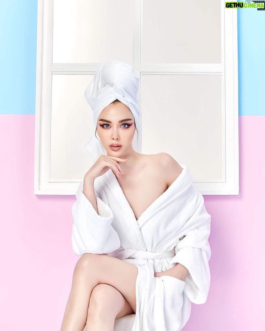 Preechaya Pongthananikorn Instagram - ผิวสวยๆ ก็เลือกที่จะมีได้น้าาไอซ์ใช้อะไรอาบน้ำน้าาาา ?? 💖💕💖⚡️✨
