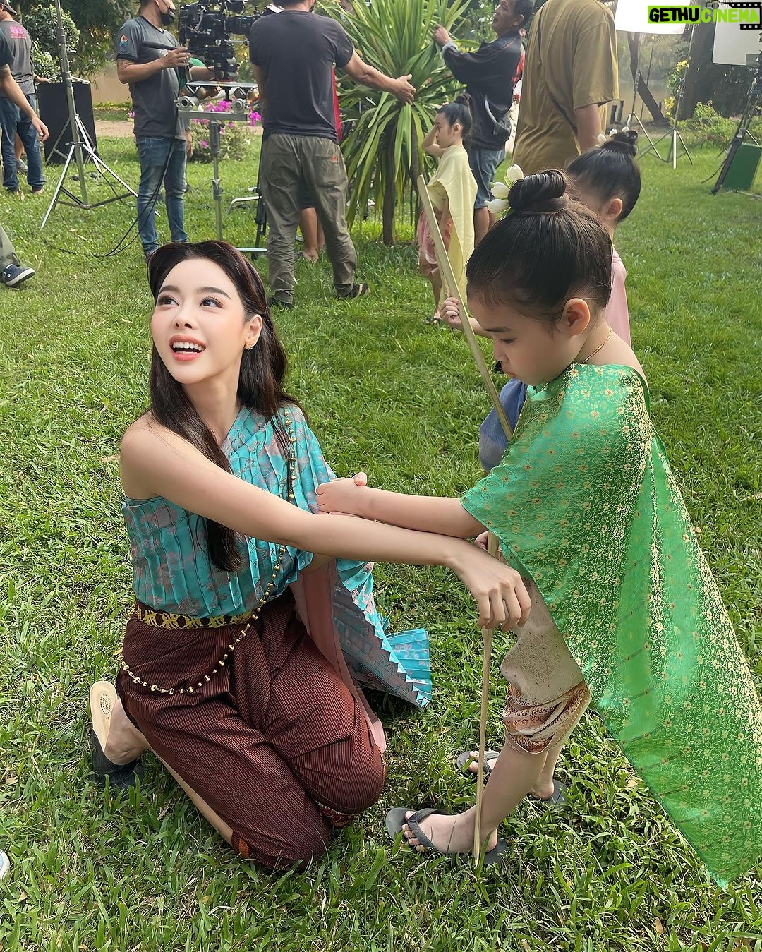 Preechaya Pongthananikorn Instagram - พอรู้ตัวว่าขาวกว่าเพื่อน...🥰😝❤️ แทน แท้น แท่น แท่น แทะ แทนนน .. จักรวาลอันกว้างใหญ่ สู่ความเวิ้งว้างอันไกลโพ้นนนนน