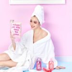Preechaya Pongthananikorn Instagram - เซรั่มอาบน้ำ Shiroi 💖 Shower Serum 💖ที่เค้าอาบทุกวันน อยากผิวขาว หอม นุ่ม เนียนใส แนะนำให้ลอง นะ #ป้ายยา #ชิโรอิเซรั่มอาบน้ำขวดชมพู2in1 #pink #ขวดชมพู💗 ไม่ต้องทาครีมให้เหนื่อยบำรุงตั้งแต่ขั้นตอนแรก คือ การอาบน้ำ พร้อมบำรุงไปในตัวเลยสิจ้ะ ขวดนี้ทำได้น้า