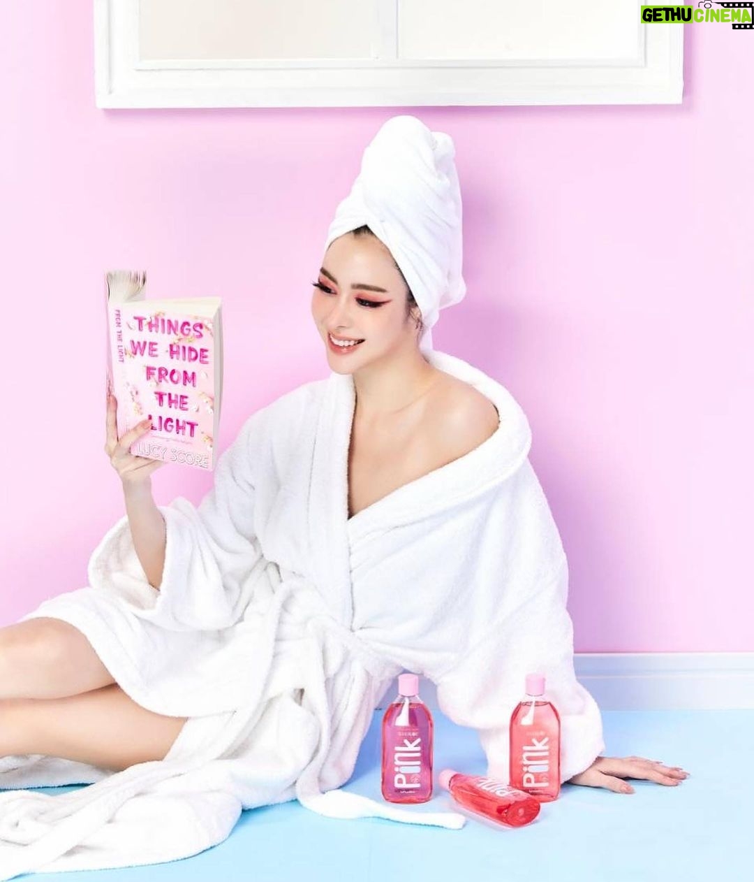 Preechaya Pongthananikorn Instagram - เซรั่มอาบน้ำ Shiroi 💖 Shower Serum 💖ที่เค้าอาบทุกวันน อยากผิวขาว หอม นุ่ม เนียนใส แนะนำให้ลอง นะ #ป้ายยา #ชิโรอิเซรั่มอาบน้ำขวดชมพู2in1 #pink #ขวดชมพู💗 ไม่ต้องทาครีมให้เหนื่อยบำรุงตั้งแต่ขั้นตอนแรก คือ การอาบน้ำ พร้อมบำรุงไปในตัวเลยสิจ้ะ ขวดนี้ทำได้น้า