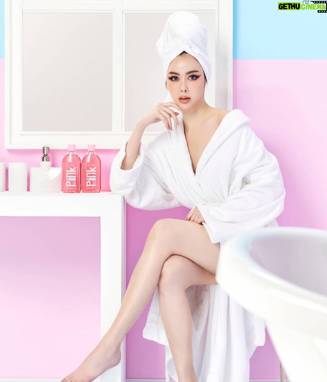 Preechaya Pongthananikorn Instagram - เซรั่มอาบน้ำ Shiroi 💖 Shower Serum 💖ที่เค้าอาบทุกวันน อยากผิวขาว หอม นุ่ม เนียนใส แนะนำให้ลอง นะ #ป้ายยา #ชิโรอิเซรั่มอาบน้ำขวดชมพู2in1 #pink #ขวดชมพู💗 ไม่ต้องทาครีมให้เหนื่อยบำรุงตั้งแต่ขั้นตอนแรก คือ การอาบน้ำ พร้อมบำรุงไปในตัวเลยสิจ้ะ ขวดนี้ทำได้น้า