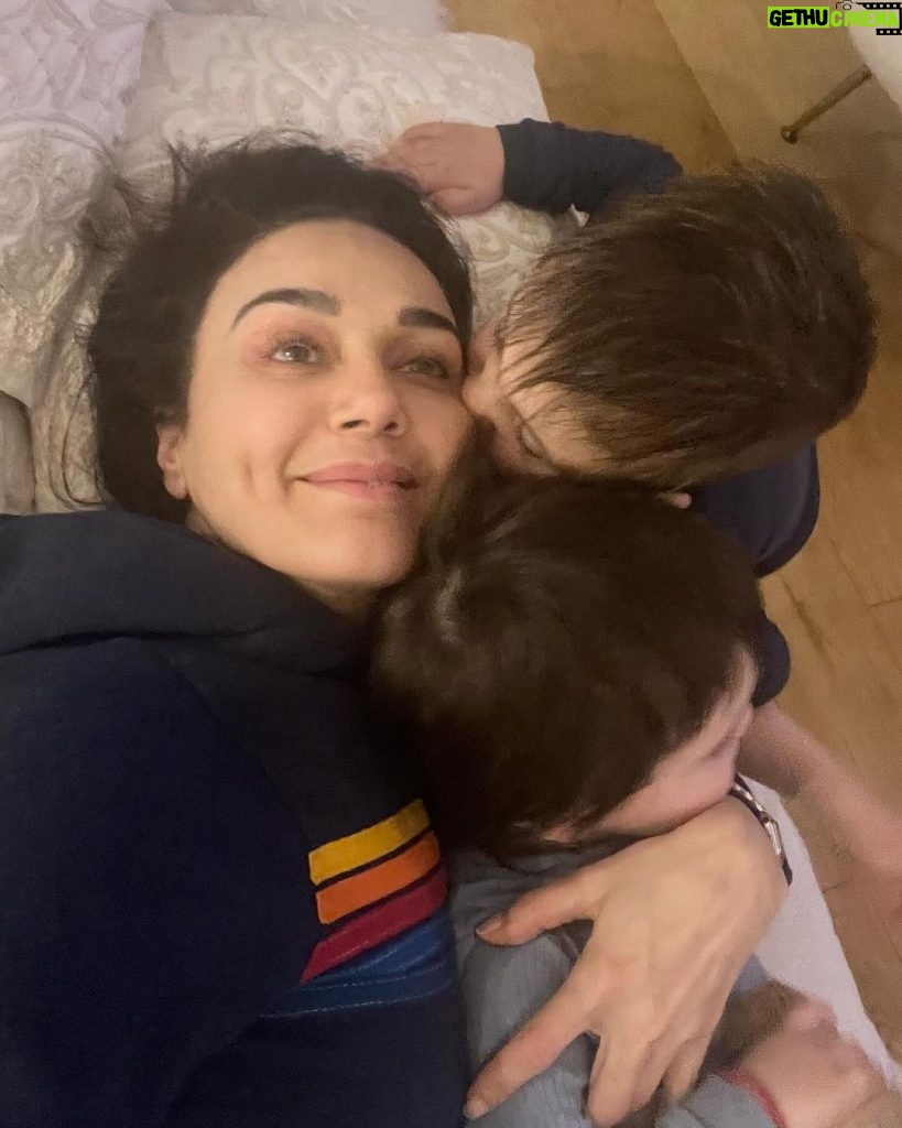 Preity Zinta Instagram - Best thing about rainy days 🌧️… lazy afternoon naps full of little kisses from the little ones. There is no joy, no feeling and no love better than this ❤️💕❤️ #Jai 🧿 #Gia #Babylove #rainyday #twins #ting Home Sweet Home