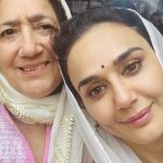 Preity Zinta Instagram - Best way to start something new is by taking Ganpati Bappa’s blessings. Every time I come here, I feel a deep sense of calm and happiness. This time it was even more special cuz I had Mom with me. For all of you who want to visit and have not had the opportunity here is what it looks like from inside. I hope you can come here soon cuz you will feel absolutely Amazing afterwards. A heart thank you 🙏to everyone at the Siddhivinayak Temple for such amazing darshan & for giving me these photos ❤️ #विघ्नहर्ता #Siddhivinayak #temple #गणपतिबप्पामोरिया #backtowork #2024 #ting 😍 Siddhivinayak Temple, Mumbai