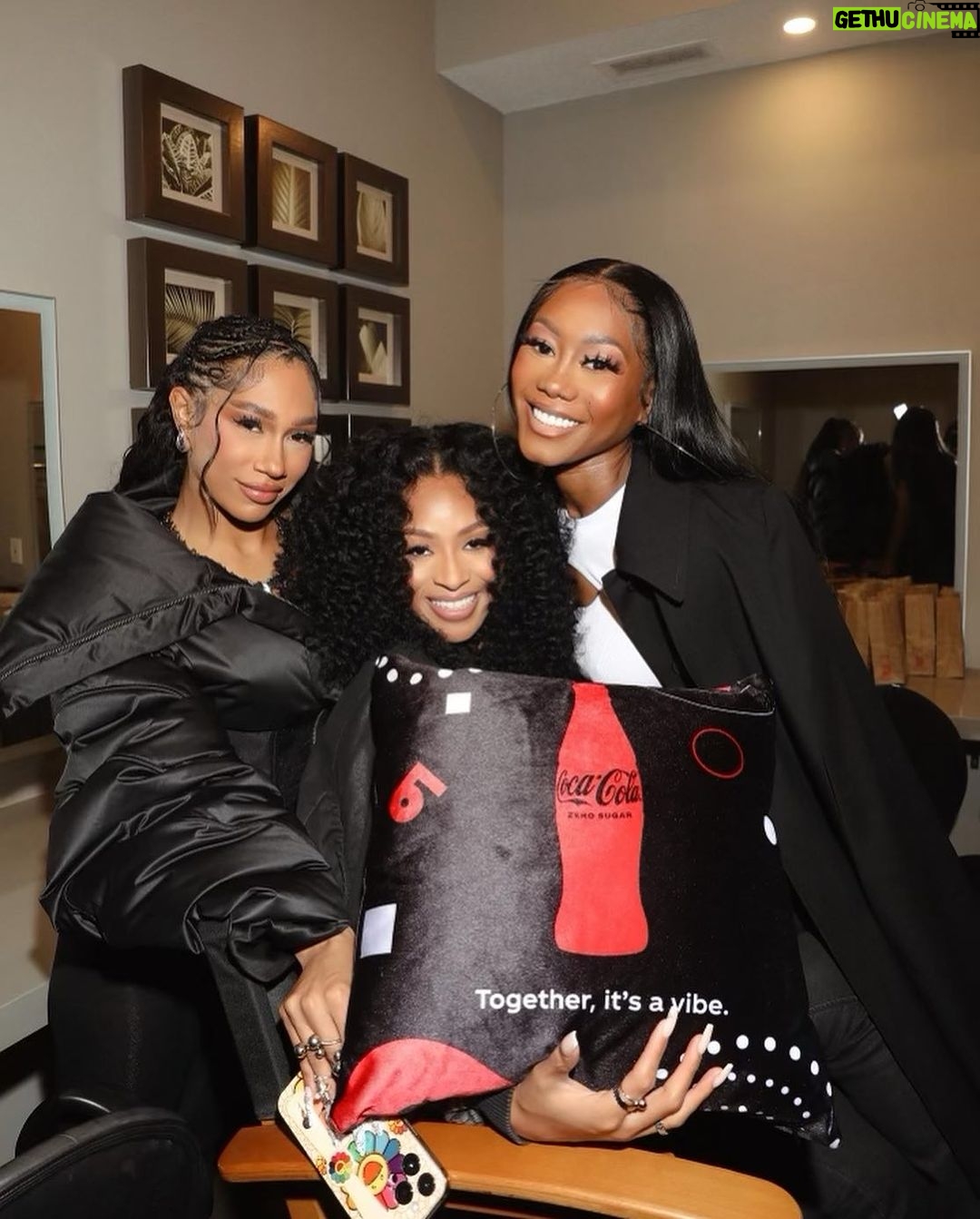Pretty Vee Instagram - Don’t Negotiate Your GREATNESS ✨🖤 Thank You @essence @essencegu_ For Having Us! “If Not For My Girls” Live Convo Was Much Needed & The Turn Out Was So Amazing! Presented By @cocacola Thx!🤍 @bia & @munilong You Guys Are Truly Amazing, Keep Going & God Bless You Guys 🖤 Jesus I Thank YOU❤️ P.S I Believe In You, If Nobody Else DON’T✨ - Team 👇🏽 Hairstylist: @billions_pink Hair: @billions_pink Install: @marshalasemonehair MUA: @picaasso Fit: @diesel Muah💋
