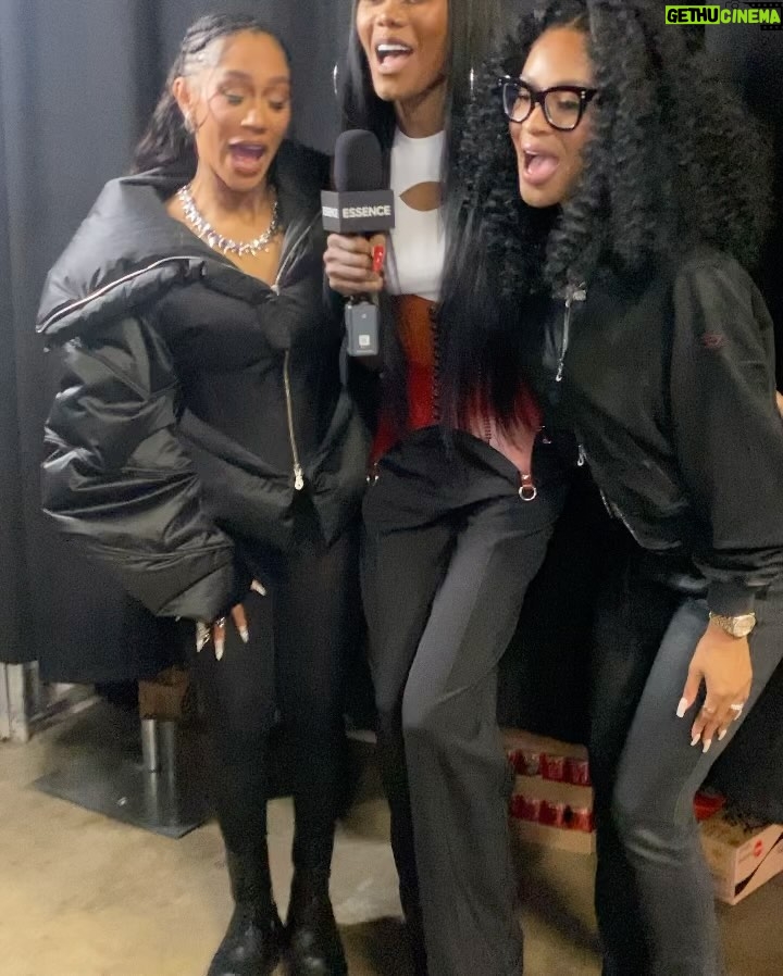 Pretty Vee Instagram - Don’t Negotiate Your GREATNESS ✨🖤 Thank You @essence @essencegu_ For Having Us! “If Not For My Girls” Live Convo Was Much Needed & The Turn Out Was So Amazing! Presented By @cocacola Thx!🤍 @bia & @munilong You Guys Are Truly Amazing, Keep Going & God Bless You Guys 🖤 Jesus I Thank YOU❤️ P.S I Believe In You, If Nobody Else DON’T✨ - Team 👇🏽 Hairstylist: @billions_pink Hair: @billions_pink Install: @marshalasemonehair MUA: @picaasso Fit: @diesel Muah💋