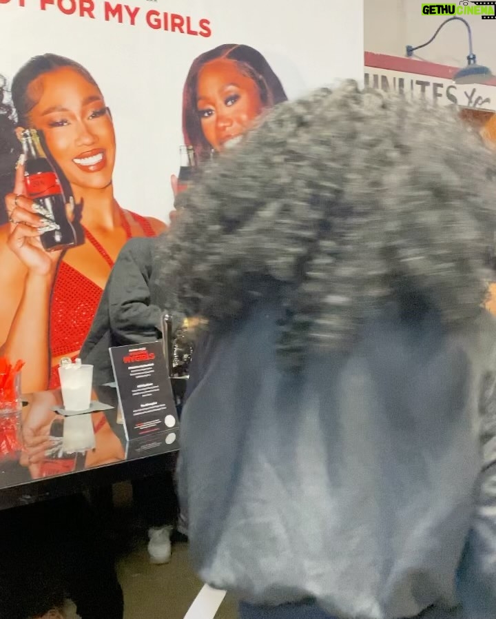Pretty Vee Instagram - Don’t Negotiate Your GREATNESS ✨🖤 Thank You @essence @essencegu_ For Having Us! “If Not For My Girls” Live Convo Was Much Needed & The Turn Out Was So Amazing! Presented By @cocacola Thx!🤍 @bia & @munilong You Guys Are Truly Amazing, Keep Going & God Bless You Guys 🖤 Jesus I Thank YOU❤️ P.S I Believe In You, If Nobody Else DON’T✨ - Team 👇🏽 Hairstylist: @billions_pink Hair: @billions_pink Install: @marshalasemonehair MUA: @picaasso Fit: @diesel Muah💋