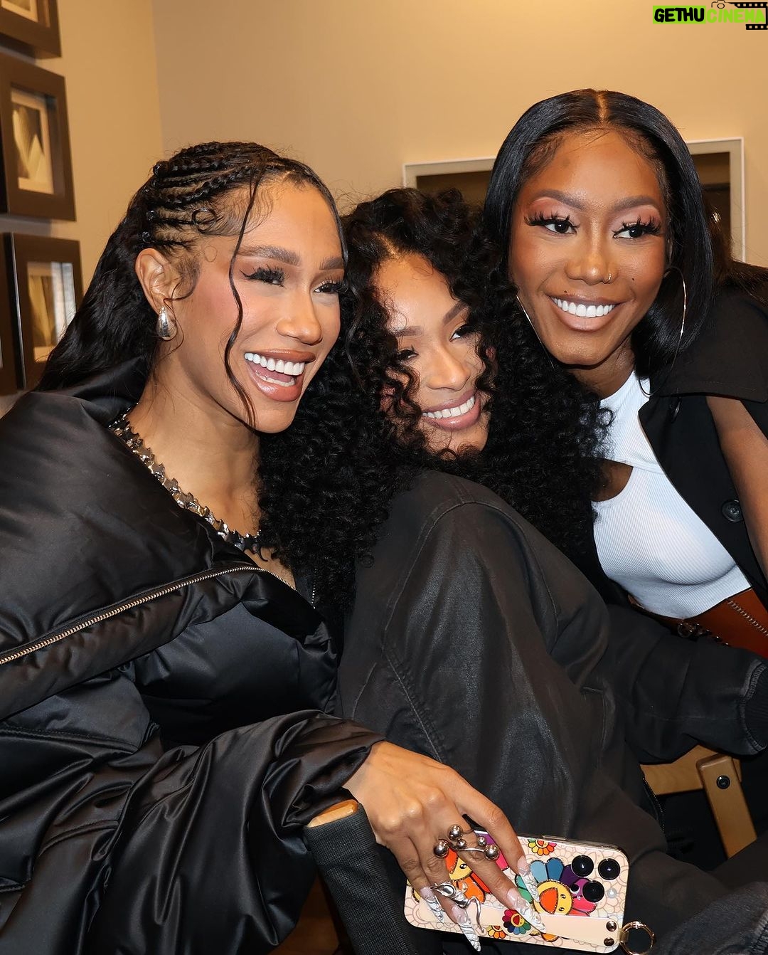 Pretty Vee Instagram - Don’t Negotiate Your GREATNESS ✨🖤 Thank You @essence @essencegu_ For Having Us! “If Not For My Girls” Live Convo Was Much Needed & The Turn Out Was So Amazing! Presented By @cocacola Thx!🤍 @bia & @munilong You Guys Are Truly Amazing, Keep Going & God Bless You Guys 🖤 Jesus I Thank YOU❤️ P.S I Believe In You, If Nobody Else DON’T✨ - Team 👇🏽 Hairstylist: @billions_pink Hair: @billions_pink Install: @marshalasemonehair MUA: @picaasso Fit: @diesel Muah💋
