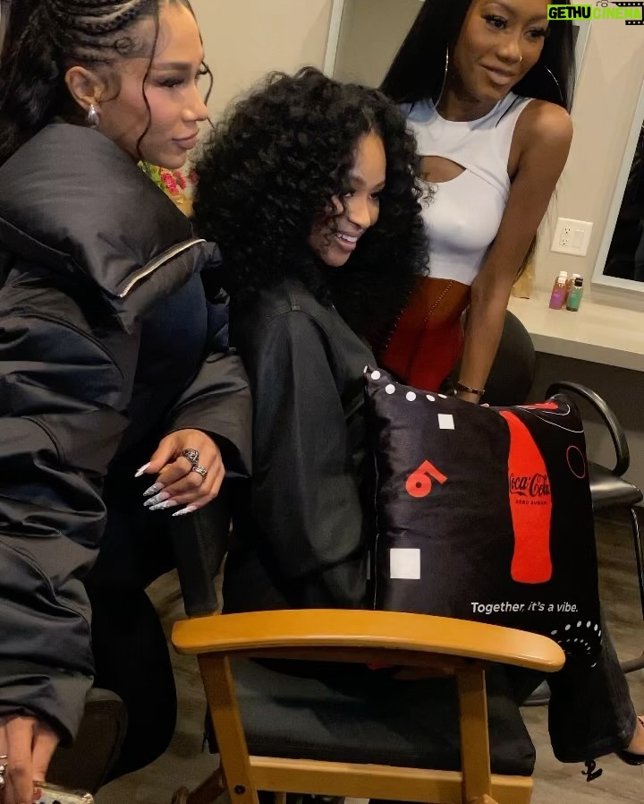 Pretty Vee Instagram - Don’t Negotiate Your GREATNESS ✨🖤 Thank You @essence @essencegu_ For Having Us! “If Not For My Girls” Live Convo Was Much Needed & The Turn Out Was So Amazing! Presented By @cocacola Thx!🤍 @bia & @munilong You Guys Are Truly Amazing, Keep Going & God Bless You Guys 🖤 Jesus I Thank YOU❤️ P.S I Believe In You, If Nobody Else DON’T✨ - Team 👇🏽 Hairstylist: @billions_pink Hair: @billions_pink Install: @marshalasemonehair MUA: @picaasso Fit: @diesel Muah💋