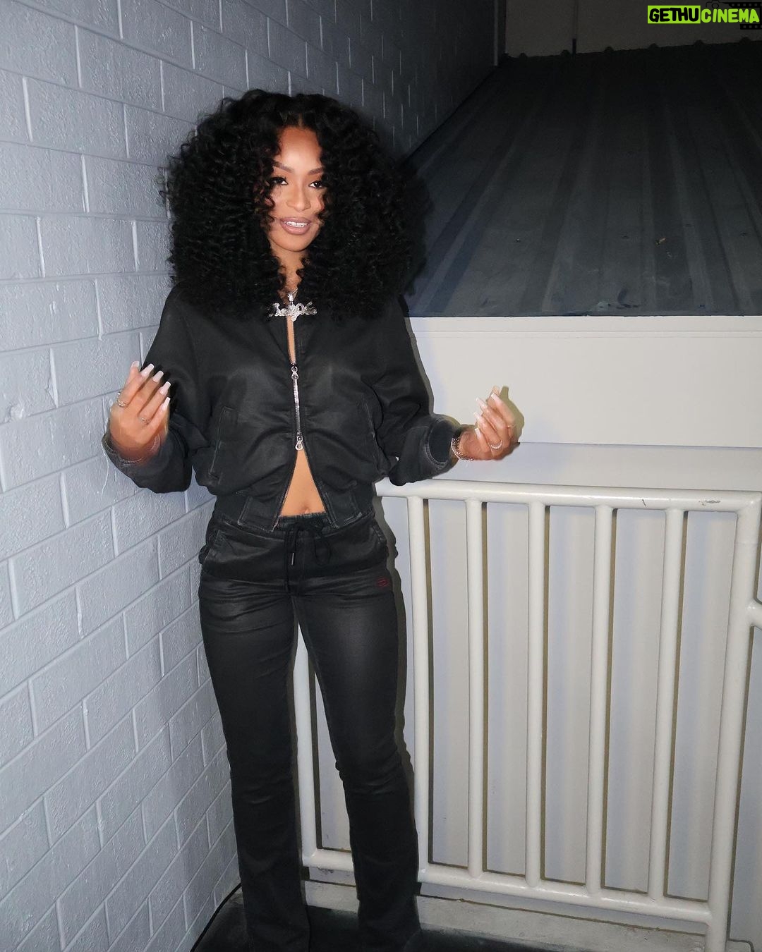 Pretty Vee Instagram - It’s Either Ya Got It Or Ya DON’T!😍 Thank You @essence & @cocacola For Having Me! 🖤 - Posting Recap Soon❤️ - Team 👇🏽 Hairstylist: @billions_pink Hair: @billions_pink Install: @marshalasemonehair MUA: @picaasso Fit: @diesel Muah🤍