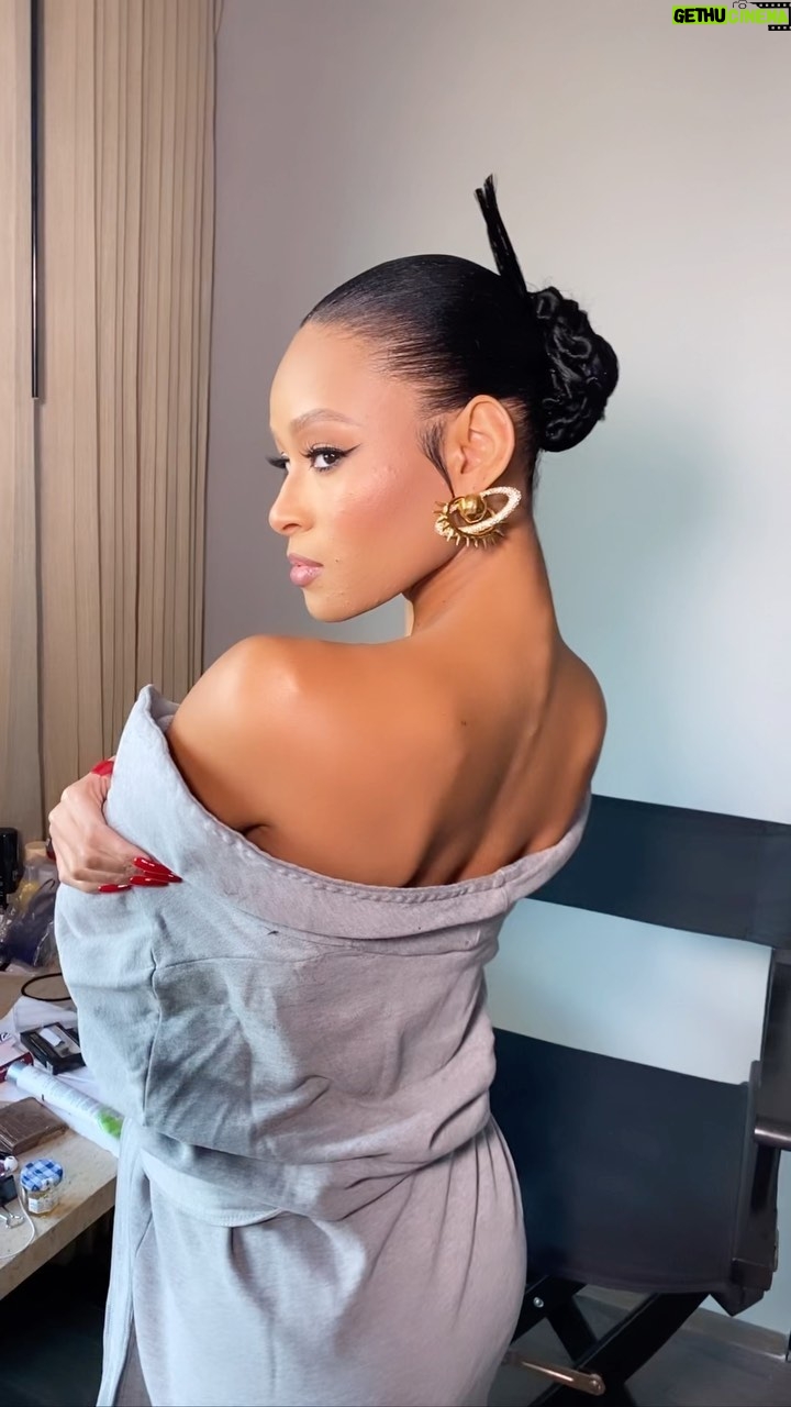 Pretty Vee Instagram - The Reel: Cause Commotion Then Leave!😏🖤 -Jesus Thank You For Placing My Feet Where They Need To Be… Thank You ✨ - Thank You @vmas For Having Me. Last night Was Epic🖤 - @quine_li_ This Piece Was Iconic! Thank You For This Moment & I Pray That God Pour Blessings On You & Your Business (Black Owned)🤞🏽 Hairstylist: @billions_pink MUA: @picaasso Stylist: @olvrbrwn & @sankaraxt Assistant Stylist: @magnificent_misfit Earrings @schiaparelli Rings @davidyurman Heels: @maisonalaia - Team, I Love You & Thank You! You Guys Are Incredible 🖤