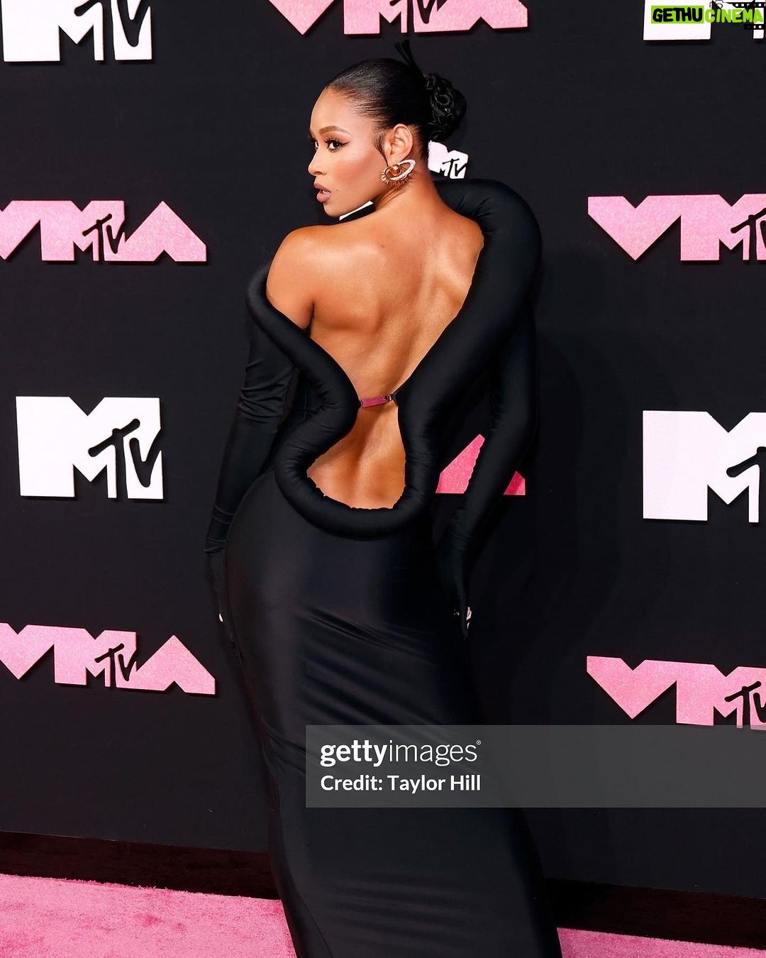 Pretty Vee Instagram - Ain’t Shit FUNNY!🖤✨ - Thank You @vmas For Having Me. Last night Was Epic🖤 - Team, I Love You & Thank You! You Guys Are Incredible 🖤 Hairstylist: @billions_pink MUA: @picaasso Stylist: @olvrbrwn & @sankaraxt Assistant Stylist: @magnificent_misfit Earrings @schiaparelli Dress: @quine_li_ Rings @davidyurman Heels: @maisonalaia