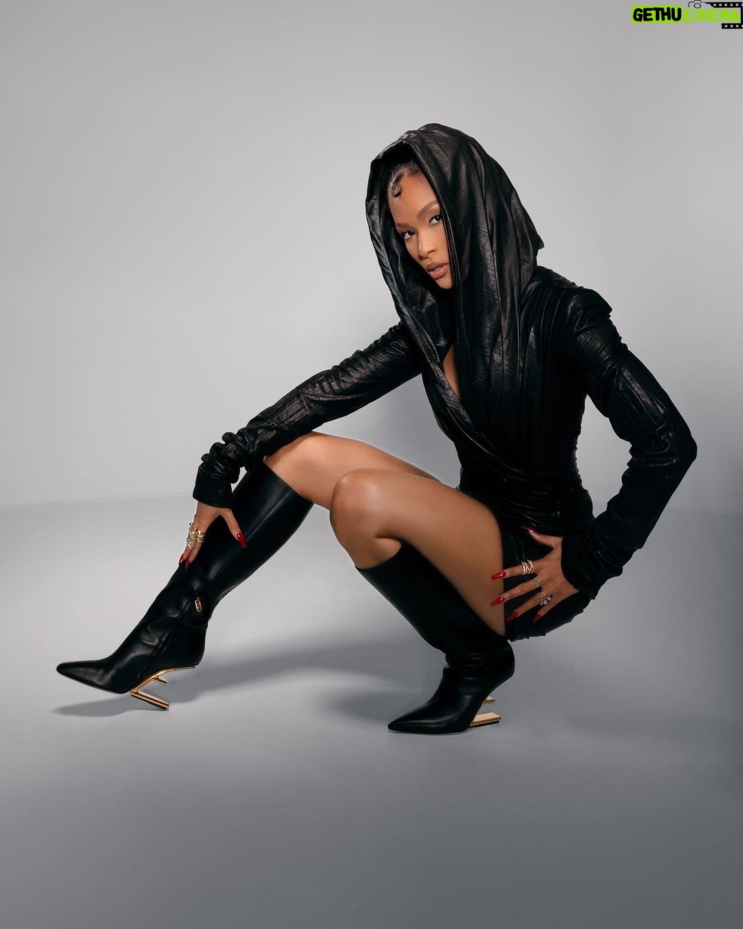 Pretty Vee Instagram - In A World Of Followers, Be A Rebel 🖤✨ - PrettyVee For @galore Mag (Cover Girl) - Rebel Beauty Issue Oct, 2023 With all of my success and my unwavering faith, I am proof that being yourself is the only way to be. In an exclusive interview, i get candid about the Pretty Way. - PrettyVee -Celebrating Our Rebel Beauty Issue With Our Girlies Over At @SheaMoisture Team Credits: PrettyVee: Creative Director Hairstylist: @billions_Pink Creative Director Makeup: @enhancedbyteisha Wardrobe Stylist: @OlvrBrwn/Prettyvee Stylist Assistant: @briancasimonee Terrence Day| Photographer & Creative Director: @Terrence.day1 Eiran Chase Baker (A Chase Productions) | Cam Operator & Set Assistant @AiranChase Tory K. Williams | Lighting Assistant @Torykeon_ Editor-in-chief: Prince Chenoa princechenoastudio