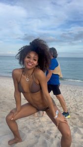 Pretty Vee Instagram - Why @thebsimone Didn’t Tell Me I Needed To Shave 😡🪒 -See How Your Friends DO YOU😫 - Ion Care Tho, I’m Bushy & What -I’m Still FINE AS HELL & NATURAL Tag A Bushy Friend 😂😫🪒😢 😡🫤🖕🏽🤢 Miami, Florida