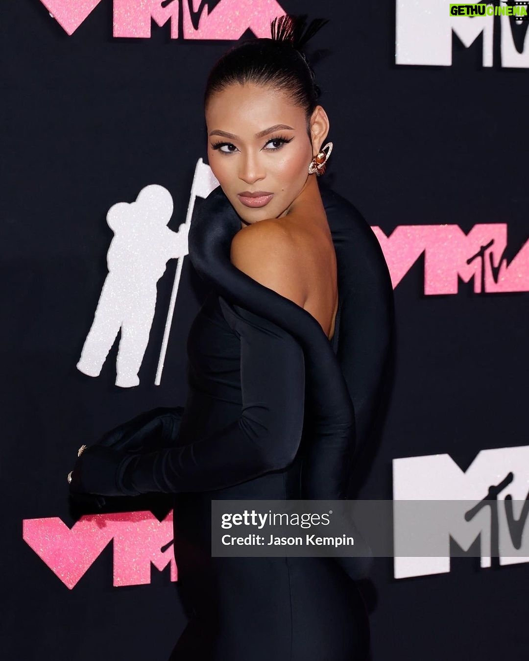 Pretty Vee Instagram - Ain’t Shit FUNNY!🖤✨ - Thank You @vmas For Having Me. Last night Was Epic🖤 - Team, I Love You & Thank You! You Guys Are Incredible 🖤 Hairstylist: @billions_pink MUA: @picaasso Stylist: @olvrbrwn & @sankaraxt Assistant Stylist: @magnificent_misfit Earrings @schiaparelli Dress: @quine_li_ Rings @davidyurman Heels: @maisonalaia
