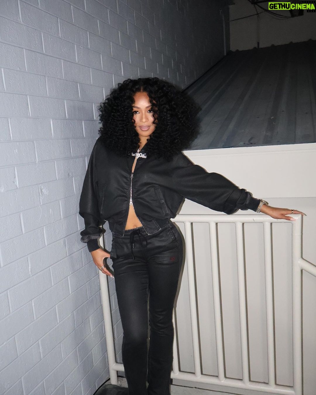 Pretty Vee Instagram - It’s Either Ya Got It Or Ya DON’T!😍 Thank You @essence & @cocacola For Having Me! 🖤 - Posting Recap Soon❤️ - Team 👇🏽 Hairstylist: @billions_pink Hair: @billions_pink Install: @marshalasemonehair MUA: @picaasso Fit: @diesel Muah🤍