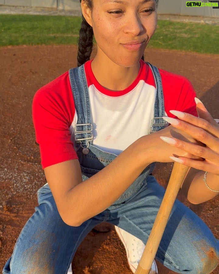 Pretty Vee Instagram - MOOD: I Just Wanna Play BASEBALL!⚾️😩 - National Negro league Pick 1, 2, 3, 4, 5, 6✊🏽 -I Wanna Be The Next Female Jackie Robinson🧔🏾‍♂️ - Recruit Me Or Leave PLEASE🤬 - I Don’t Wanna Go Back To Daddy’s FARM🐄🐴 -P.S. I’m So Talented 🤩 Tag A Friend 👢🐴🤬🍃 😱🤣👊🏽⚾️