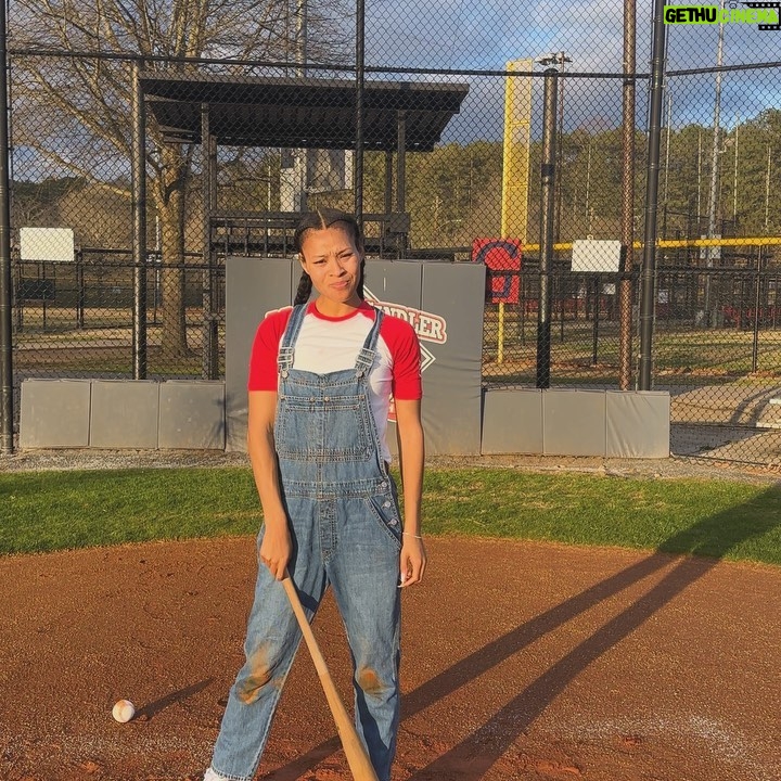 Pretty Vee Instagram - MOOD: I Just Wanna Play BASEBALL!⚾️😩 - National Negro league Pick 1, 2, 3, 4, 5, 6✊🏽 -I Wanna Be The Next Female Jackie Robinson🧔🏾♂️ - Recruit Me Or Leave PLEASE🤬 - I Don’t Wanna Go Back To Daddy’s FARM🐄🐴 -P.S. I’m So Talented 🤩 Tag A Friend 👢🐴🤬🍃 😱🤣👊🏽⚾️