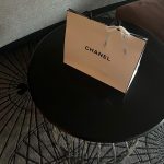 Prin Suparat Instagram - เรื่องเล่าของวันที่สอง หลังจากที่ได้ตื่นมาขยับออกกำลังนิดหน่อย ทีม Chanel พาไปดูนิทรรศการศิลปะที่หอศิลป์ร่วมสมัยครับ นั่งรถตู้ไปกันประมาณ20นาทีจากโรงแรม Le Meridien เมื่อถึง ก็เริ่มเดินเข้าไป สิ่งที่น่าสนุกคือเราไม่รู้มาก่อนว่าข้างในจะเป็นอย่างไร ไม่ได้คาดหวัง แต่เมื่อเข้าไป ได้เห็นได้ดูได้สังเกต มารู้ตัวอีกทีว่าเราใช้เวลาในการเยี่ยมชมเกินกำหนดที่ทางทีมให้มาแล้ว เพลินมาก😅 คงเห็นผมถือกระดาษแผ่นหนึ่งอยู่ กระดาษแผ่นนั้นคือภาพศิลปะของชาวมองโกเลียครับ(เป็นห้องที่ผมใช้เวลานานที่สุด) ผมถามเค้าว่า ถ้าอยากได้ผลงานของเขาจะไปหาที่ได้ครับ แล้วผมก็ได้กระดาษแผ่นนั้นมา ใครที่ได้ไป ลองถามกิมมิกหรือสิ่งที่ศิลปินอยากจะบอก เค้าอาจจะมีลูกเล่นซ่อนไว้ให้ทุกคนที่ไป ตามหา ก็ได้นะครับ V8 ไปต่อ 😊 หอศิลป์ร่วมสมัยเมืองเชียงราย : Chiangrai international art museum CIAM