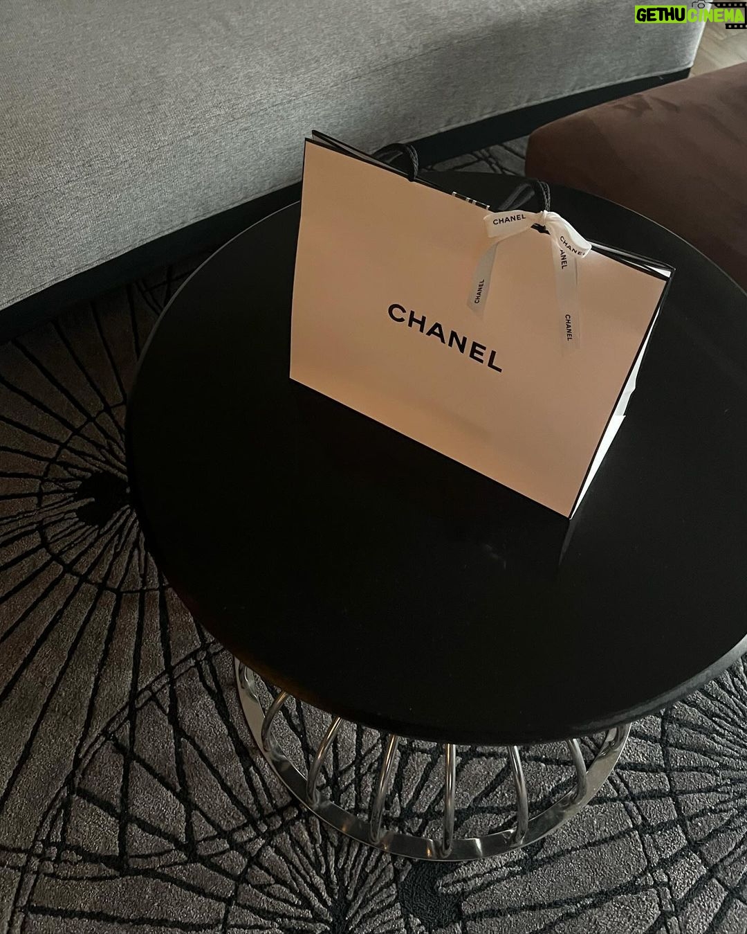 Prin Suparat Instagram - เรื่องเล่าของวันที่สอง หลังจากที่ได้ตื่นมาขยับออกกำลังนิดหน่อย ทีม Chanel พาไปดูนิทรรศการศิลปะที่หอศิลป์ร่วมสมัยครับ นั่งรถตู้ไปกันประมาณ20นาทีจากโรงแรม Le Meridien เมื่อถึง ก็เริ่มเดินเข้าไป สิ่งที่น่าสนุกคือเราไม่รู้มาก่อนว่าข้างในจะเป็นอย่างไร ไม่ได้คาดหวัง แต่เมื่อเข้าไป ได้เห็นได้ดูได้สังเกต มารู้ตัวอีกทีว่าเราใช้เวลาในการเยี่ยมชมเกินกำหนดที่ทางทีมให้มาแล้ว เพลินมาก😅 คงเห็นผมถือกระดาษแผ่นหนึ่งอยู่ กระดาษแผ่นนั้นคือภาพศิลปะของชาวมองโกเลียครับ(เป็นห้องที่ผมใช้เวลานานที่สุด) ผมถามเค้าว่า ถ้าอยากได้ผลงานของเขาจะไปหาที่ได้ครับ แล้วผมก็ได้กระดาษแผ่นนั้นมา ใครที่ได้ไป ลองถามกิมมิกหรือสิ่งที่ศิลปินอยากจะบอก เค้าอาจจะมีลูกเล่นซ่อนไว้ให้ทุกคนที่ไป ตามหา ก็ได้นะครับ V8 ไปต่อ 😊 หอศิลป์ร่วมสมัยเมืองเชียงราย : Chiangrai international art museum CIAM