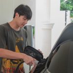 Prin Suparat Instagram - ใครที่มีรถไฟฟ้าและกำลังมองหาเครื่องชาร์จรถยนต์ไฟฟ้าอยู่ รวมถึงอุปกรณ์ไฟฟ้าภายในบ้านต่าง ๆ ผมแนะนำบริการติดตั้งเครื่องชาร์จและอุปกรณ์ไฟฟ้าจาก บริษัท บี.กริม เทคโนโลยี จำกัด เลยครับ พอได้หันมาใช้รถระบบ PHEV และได้ชาร์จไฟฟ้าเข้ารถแทนการเติมน้ำมันแบบเมื่อก่อน ทำให้รู้สึกดีมาก ๆ ครับ รู้สึกได้ช่วยดูแลและรักษ์โลกมากขึ้น สร้างมลพิษน้อยลง แถมประหยัดค่าใช้จ่ายในการเติมน้ำมันได้เยอะครับ #BGrimmTechnologies #BGRIMM #SIEMENS #VersichargeGen3 #evcharger #electricalequipment