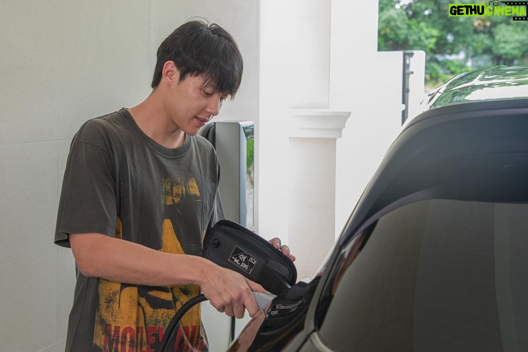 Prin Suparat Instagram - ใครที่มีรถไฟฟ้าและกำลังมองหาเครื่องชาร์จรถยนต์ไฟฟ้าอยู่ รวมถึงอุปกรณ์ไฟฟ้าภายในบ้านต่าง ๆ ผมแนะนำบริการติดตั้งเครื่องชาร์จและอุปกรณ์ไฟฟ้าจาก บริษัท บี.กริม เทคโนโลยี จำกัด เลยครับ พอได้หันมาใช้รถระบบ PHEV และได้ชาร์จไฟฟ้าเข้ารถแทนการเติมน้ำมันแบบเมื่อก่อน ทำให้รู้สึกดีมาก ๆ ครับ รู้สึกได้ช่วยดูแลและรักษ์โลกมากขึ้น สร้างมลพิษน้อยลง แถมประหยัดค่าใช้จ่ายในการเติมน้ำมันได้เยอะครับ #BGrimmTechnologies #BGRIMM #SIEMENS #VersichargeGen3 #evcharger #electricalequipment