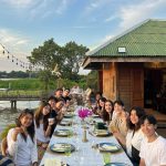 Prin Suparat Instagram - ไปได้เวลาพอดี พระอาทิตย์ตก อากาศเย็นๆ ร้านนี้บรรยากาศดีมากครับ อาหารอร่อยและเยอะมากๆด้วย 🌅 ปล. มีหิ่งห้อยด้วย 😊 ร.ศ.๑๒๗ ในข้าวมีคำ
