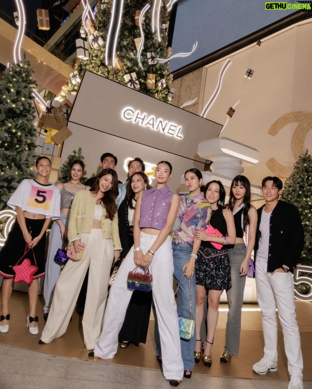 Prin Suparat Instagram - CHANEL Wonderland Christmas Tree At Quartier Parc M Fl., The EmQuartier Until 5 Jan 2024 Lighting Animation Show : 18.00 / 19.00 / 20.00 / 21.00 #CHANELHoliday #CHANELWonderland @chanel.beauty Emquartier - เอ็มควอเทียร์