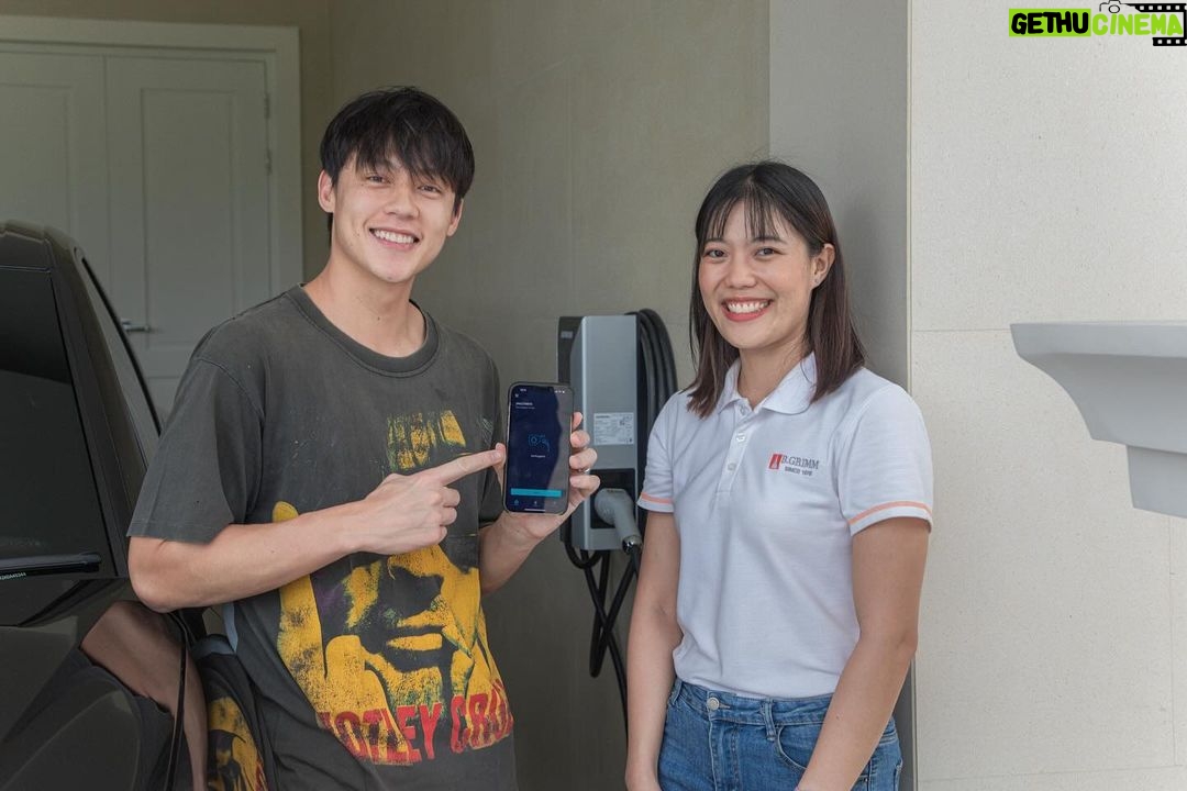 Prin Suparat Instagram - ใครที่มีรถไฟฟ้าและกำลังมองหาเครื่องชาร์จรถยนต์ไฟฟ้าอยู่ รวมถึงอุปกรณ์ไฟฟ้าภายในบ้านต่าง ๆ ผมแนะนำบริการติดตั้งเครื่องชาร์จและอุปกรณ์ไฟฟ้าจาก บริษัท บี.กริม เทคโนโลยี จำกัด เลยครับ พอได้หันมาใช้รถระบบ PHEV และได้ชาร์จไฟฟ้าเข้ารถแทนการเติมน้ำมันแบบเมื่อก่อน ทำให้รู้สึกดีมาก ๆ ครับ รู้สึกได้ช่วยดูแลและรักษ์โลกมากขึ้น สร้างมลพิษน้อยลง แถมประหยัดค่าใช้จ่ายในการเติมน้ำมันได้เยอะครับ #BGrimmTechnologies #BGRIMM #SIEMENS #VersichargeGen3 #evcharger #electricalequipment