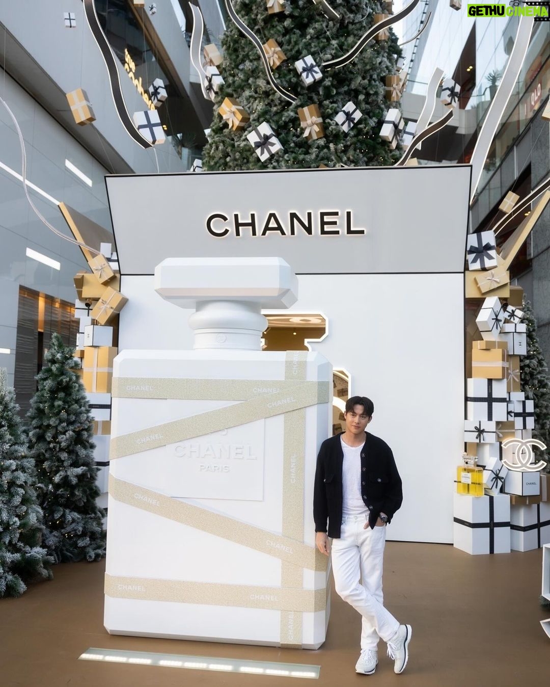 Prin Suparat Instagram - CHANEL Wonderland Christmas Tree At Quartier Parc M Fl., The EmQuartier Until 5 Jan 2024 Lighting Animation Show : 18.00 / 19.00 / 20.00 / 21.00 #CHANELHoliday #CHANELWonderland @chanel.beauty Emquartier - เอ็มควอเทียร์