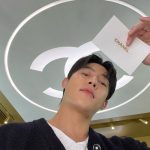 Prin Suparat Instagram - CHANEL Wonderland Christmas Tree At Quartier Parc M Fl., The EmQuartier Until 5 Jan 2024 Lighting Animation Show : 18.00 / 19.00 / 20.00 / 21.00 #CHANELHoliday #CHANELWonderland @chanel.beauty Emquartier - เอ็มควอเทียร์