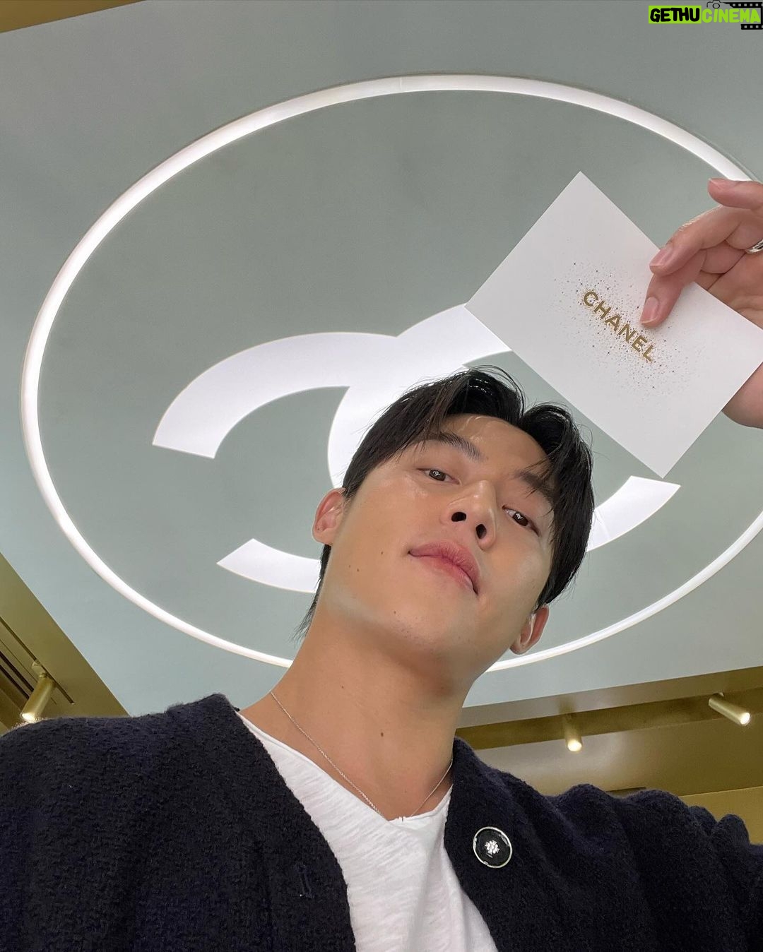 Prin Suparat Instagram - CHANEL Wonderland Christmas Tree At Quartier Parc M Fl., The EmQuartier Until 5 Jan 2024 Lighting Animation Show : 18.00 / 19.00 / 20.00 / 21.00 #CHANELHoliday #CHANELWonderland @chanel.beauty Emquartier - เอ็มควอเทียร์