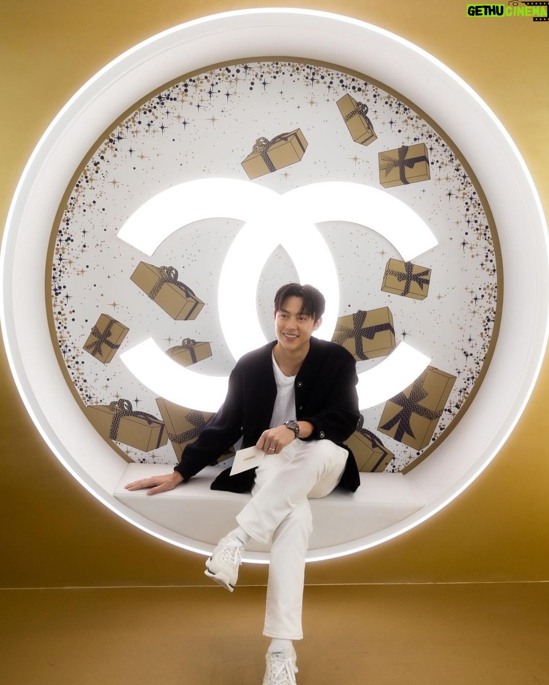 Prin Suparat Instagram - CHANEL Wonderland Christmas Tree At Quartier Parc M Fl., The EmQuartier Until 5 Jan 2024 Lighting Animation Show : 18.00 / 19.00 / 20.00 / 21.00 #CHANELHoliday #CHANELWonderland @chanel.beauty Emquartier - เอ็มควอเทียร์