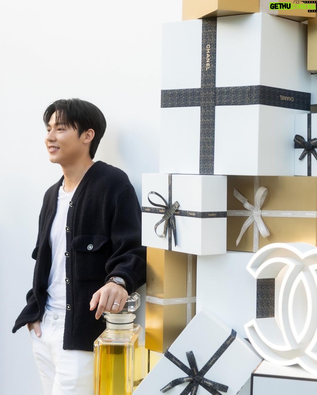 Prin Suparat Instagram - CHANEL Wonderland Christmas Tree At Quartier Parc M Fl., The EmQuartier Until 5 Jan 2024 Lighting Animation Show : 18.00 / 19.00 / 20.00 / 21.00 #CHANELHoliday #CHANELWonderland @chanel.beauty Emquartier - เอ็มควอเทียร์