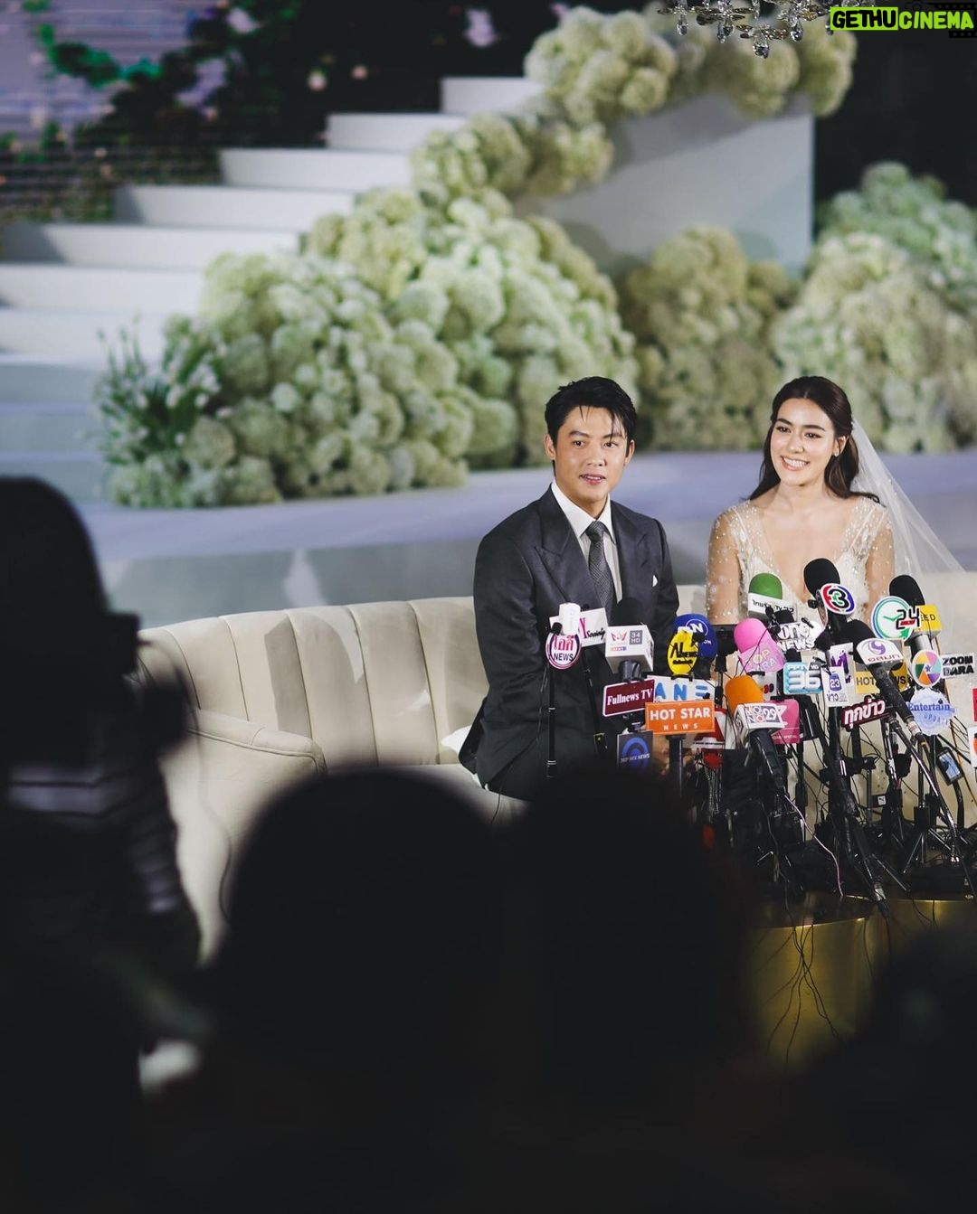 Prin Suparat Instagram - ขอขอบคุณพี่ๆคณะสื่อมวลชนทุกช่องทางที่สละเวลามาร่วมงานของเรานะครับ ขอบคุณที่คอยเชียร์และอยู่ข้างๆกันในทุกๆครั้ง จนเราเติบโตและได้มีกันและกันจนถึงวันนี้ครับ ขอบคุณจากใจจริงๆครับ 🙏🏻😊 #markimthewedding Centara Grand at CentralWorld