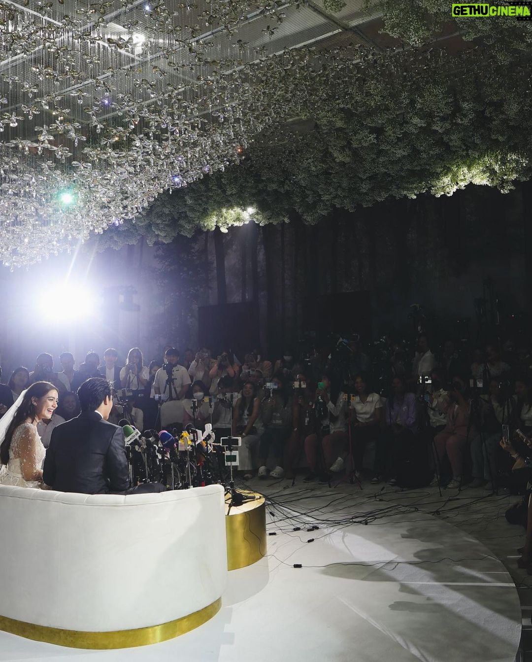 Prin Suparat Instagram - ขอขอบคุณพี่ๆคณะสื่อมวลชนทุกช่องทางที่สละเวลามาร่วมงานของเรานะครับ ขอบคุณที่คอยเชียร์และอยู่ข้างๆกันในทุกๆครั้ง จนเราเติบโตและได้มีกันและกันจนถึงวันนี้ครับ ขอบคุณจากใจจริงๆครับ 🙏🏻😊 #markimthewedding Centara Grand at CentralWorld