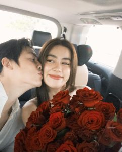Prin Suparat Instagram - ของขวัญวันวาเลนไทน์ คนเก่งหายป่วยแล้วครับ วาเลนไทน์แรกกับภรรยา🌹 Happy Valentine’s Day ครับ ❤️ @kimmy_kimberley