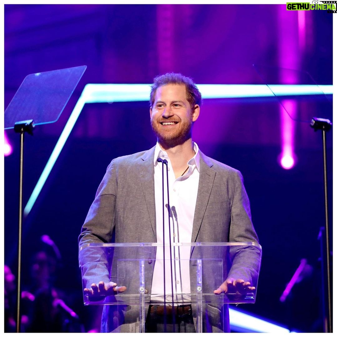 Prince Harry, Duke of Sussex Instagram - The Duke of Sussex attended the inaugural OnSide Awards at the @RoyalAlbertHall this evening, joining over 2,500 youth, volunteers and staff of @OnSideYZ.
These awards celebrate the young people who have gone above and beyond for their communities, many of whom have overcome the most challenging of circumstances. With 13 Youth Zones around the UK and over 50,000 members, OnSide is making an incredible impact in some of the most deprived communities.
During visits to OnSide Youth Zones earlier this year, The Duke and Duchess had the chance to witness the impact these facilities are having – providing local youth with a safe space where they can learn new skills, develop lasting friendships and be part of a shared and supportive community. #OnSideAwards Photo © PA / OnSide