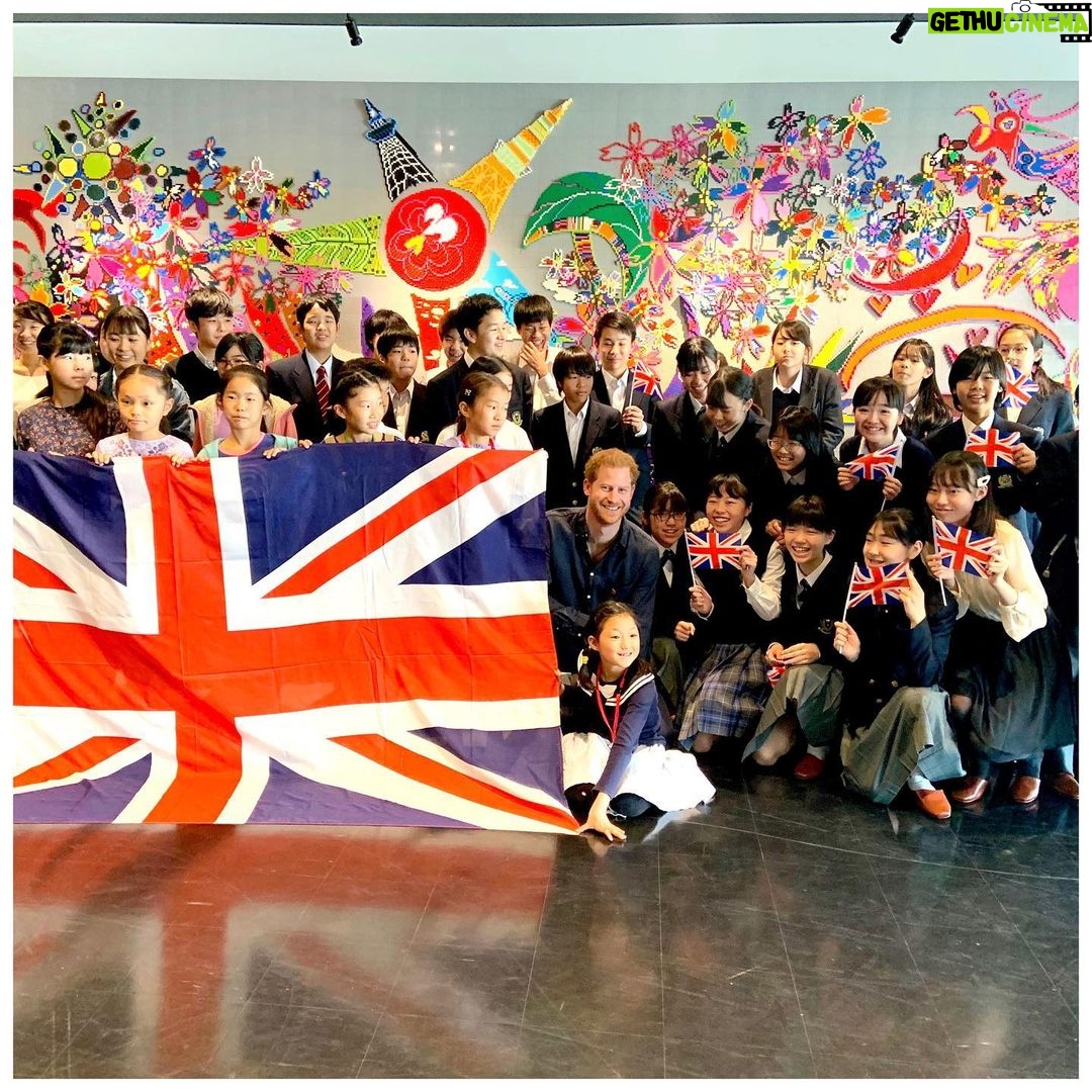 Prince Harry, Duke of Sussex Instagram - Hello Japan! 👋🏻🇯🇵 • The Duke of Sussex has arrived in Japan ahead of today’s Rugby World Cup 2019 Final. First stop is a visit to the new Para Arena training centre, a fully accessible venue to provide equal opportunities to the local community. The Duke met with local Paralympic hopefuls as they participated in training sessions including wheelchair rugby, boccia, and powerlifting. This was especially meaningful to His Royal Highness, who five years ago founded @WeAreInvictusGames - which uses the power of sport to inspire recovery and support rehabilitation of wounded veterans who have physical or mental injuries. Japan is the first-ever country to host two Paralympic Games! Next year Tokyo will welcome over 4,000 athletes from around the world, creating a huge opportunity to help celebrate and promote diversity. Thank you for the warm welcome, and good luck with all the training and preparation! We look forward to seeing you all compete in the @Tokyo2020 Paralympic Games next year! • 日本の皆さん、こんにちは!👋🏻🇯🇵 • サセックス公爵殿下は、本日のラグビーワールドカップ2019決勝戦を観戦するために来日しました。 観戦に先立って日本財団パラアリーナを視察しました。この施設は、パラリンピック競技普及の環境改善と地域社会に平等な機会を提供する目的で建設され、すべてがユニバーサルデザインで作られています。 殿下は、パラリンピックに向けてトレーニングに励む日本の車いすラグビー、ボッチャ、パワーリフティングの選手らと交流しました。スポーツの力を利用し、身体・精神的な怪我を負った退役軍人の支援と回復を促す@WeAreInvictusGamesを5年前に設立した殿下にとって、今回の視察は思い入れが深いものでした。 日本は世界で初めて2度目のパラリンピックを開催することになる国です。東京は来年、世界中から4,000人以上のアスリートを迎えます。多様性を祝い、促進する大きなチャンスとなることでしょう! 皆様の温かい歓迎を心より感謝します。トレーニング、頑張ってください!来年の@Tokyo2020パラリンピックで皆様の雄姿を拝見するのを楽しみにしています Photo © SussexRoyal/PA