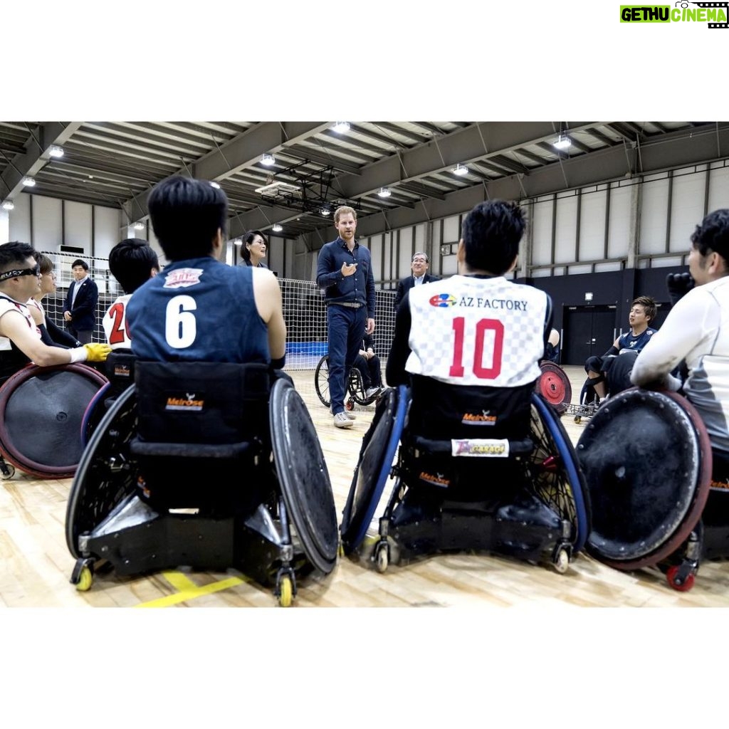 Prince Harry, Duke of Sussex Instagram - Hello Japan! 👋🏻🇯🇵 • The Duke of Sussex has arrived in Japan ahead of today’s Rugby World Cup 2019 Final. First stop is a visit to the new Para Arena training centre, a fully accessible venue to provide equal opportunities to the local community. The Duke met with local Paralympic hopefuls as they participated in training sessions including wheelchair rugby, boccia, and powerlifting. This was especially meaningful to His Royal Highness, who five years ago founded @WeAreInvictusGames - which uses the power of sport to inspire recovery and support rehabilitation of wounded veterans who have physical or mental injuries. Japan is the first-ever country to host two Paralympic Games! Next year Tokyo will welcome over 4,000 athletes from around the world, creating a huge opportunity to help celebrate and promote diversity. Thank you for the warm welcome, and good luck with all the training and preparation! We look forward to seeing you all compete in the @Tokyo2020 Paralympic Games next year! • 日本の皆さん、こんにちは！👋🏻🇯🇵 • サセックス公爵殿下は、本日のラグビーワールドカップ2019決勝戦を観戦するために来日しました。 観戦に先立って日本財団パラアリーナを視察しました。この施設は、パラリンピック競技普及の環境改善と地域社会に平等な機会を提供する目的で建設され、すべてがユニバーサルデザインで作られています。 殿下は、パラリンピックに向けてトレーニングに励む日本の車いすラグビー、ボッチャ、パワーリフティングの選手らと交流しました。スポーツの力を利用し、身体・精神的な怪我を負った退役軍人の支援と回復を促す@WeAreInvictusGamesを5年前に設立した殿下にとって、今回の視察は思い入れが深いものでした。 日本は世界で初めて2度目のパラリンピックを開催することになる国です。東京は来年、世界中から4,000人以上のアスリートを迎えます。多様性を祝い、促進する大きなチャンスとなることでしょう！ 皆様の温かい歓迎を心より感謝します。トレーニング、頑張ってください！来年の@Tokyo2020パラリンピックで皆様の雄姿を拝見するのを楽しみにしています Photo © SussexRoyal/PA