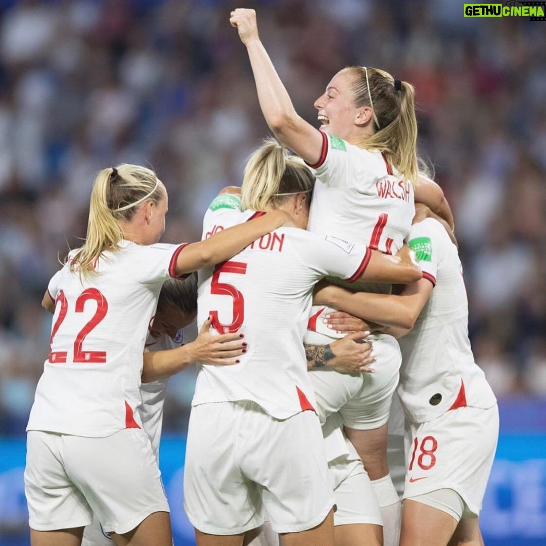 Princess Eugenie Instagram - Good luck tonight @lionesses You're an inspiration to all... it's coming home! #lionesses #football