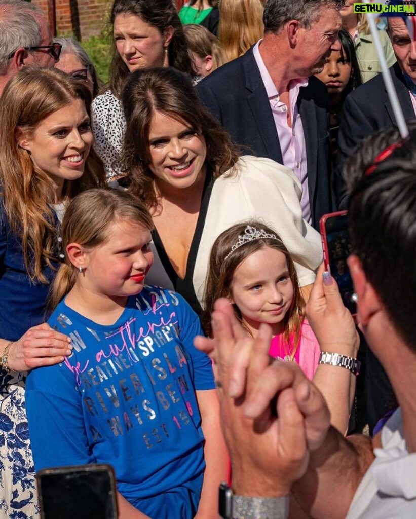 Princess Eugenie Instagram - Beatrice and I had so much fun in Chalfont St Giles for their Coronation Big Lunch. It was amazing to see so many people celebrating and we are very grateful to have spent some time with children, fluffy puppies and so many well-wishers for The King and Queen. The concert was such a special way to the end the day. What a beautiful way to honour The King's life of service. Of course my favourite part was seeing the big whale lit up in the sky. #coronation