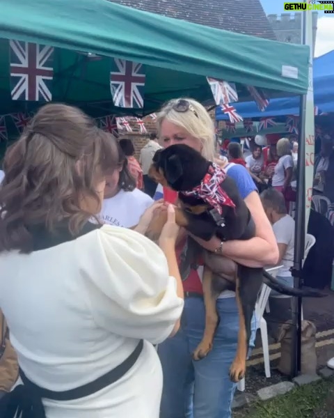 Princess Eugenie Instagram - Beatrice and I had so much fun in Chalfont St Giles for their Coronation Big Lunch. It was amazing to see so many people celebrating and we are very grateful to have spent some time with children, fluffy puppies and so many well-wishers for The King and Queen. The concert was such a special way to the end the day. What a beautiful way to honour The King's life of service. Of course my favourite part was seeing the big whale lit up in the sky. #coronation