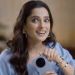 Priya Bapat Instagram - या Valentine ‘s Day ला एक आठवण राहील असं गिफ्ट घ्यायाचा विचार करताय का? अरे मग #SmoothAndStylish असणार #RedmiA3 आहे ना! त्याच्या Premium Halo Design सह सर्वांचे लक्ष नक्कीच तुमच्या वर राहणार! ह्या phone बद्दल अजून माहिती हवी आहे का? अरे मग घाई नका करू. 14th Feb ला येतोय ना दुपारी 12 वाजता. तेव्हा थोडी वाट पहा, वापरून चकित होऊन जाल. #Redmiindia #RedmiA3 #SmoothAndStylish #ad #collab