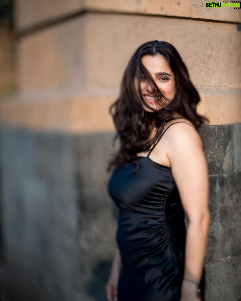 Priya Bapat Instagram - Kya kasoor hai mera 😌 📸 @sprinkledwords