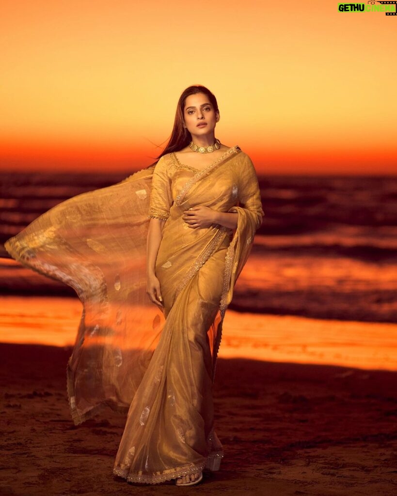 Priya Bapat Instagram - It’s magical. It’s the golden hour. This day was extremely special! Stay tuned to know why! Saree @rarstudio_official Jewellery @sangeetaboochra @aquamarine_jewellery Styled @bapatshweta 📸 @tejasnerurkarr my best 😘😘 Make up @saurabh_kapade Hair @nilampatel12